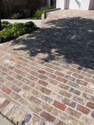 Zelo žgana stara opeka uporabljena kot tlakovec za dvorišče.